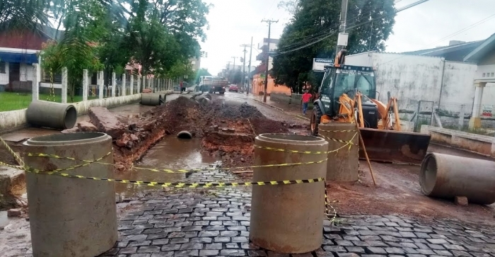 Chuva forte prejudicou andamento da obra e trânsito da rua Pinheiro Machado foi interrompido