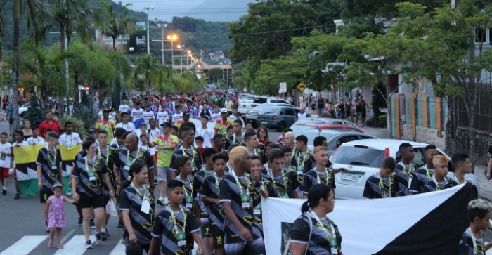 Desfile de delegações abre a 13ª Copa de Futebol Cidade Verde