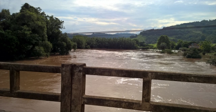 Enchente alaga ruas de Rolante e deixa famílias desabrigadas