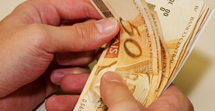 Governo propõe salário mínimo a 946 reais 
