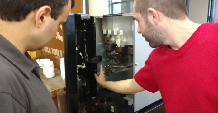 Acadêmicos da Faccat desenvolvem sistema com QR Code para máquina de café.