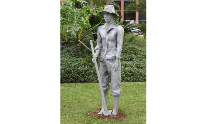 Escultura que homenageia agricultores é instalada em Três Coroas