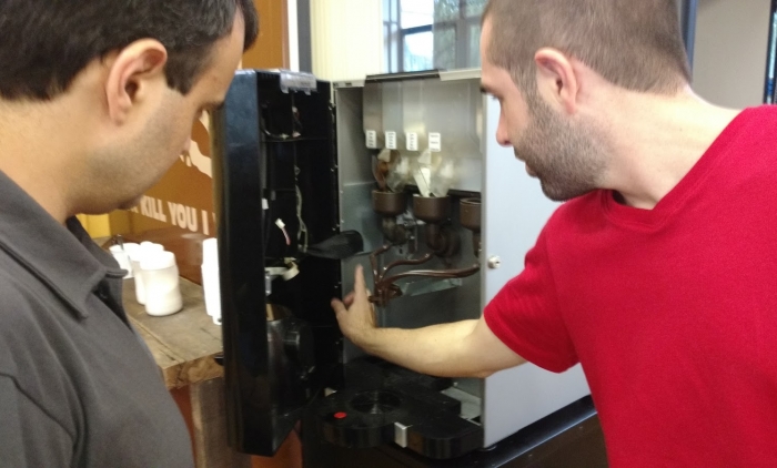 Acadêmicos da Faccat desenvolvem sistema com QR Code para máquina de café.